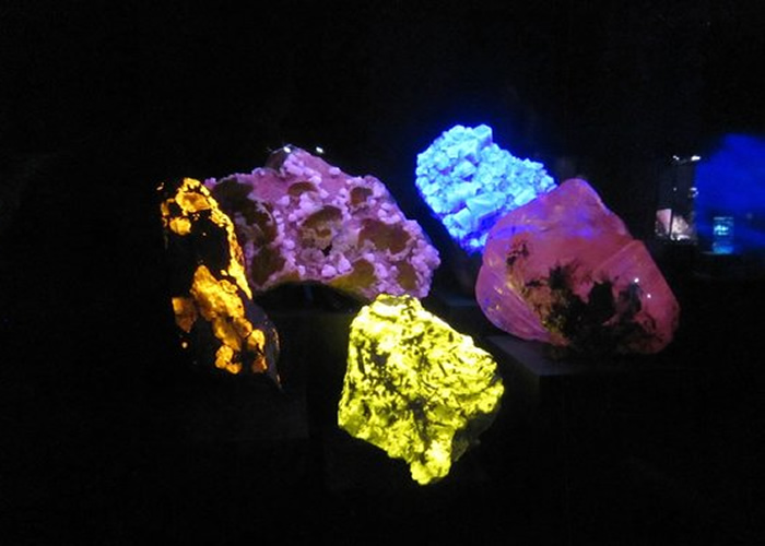 LUYOR-3410用于观察矿石的颜色
