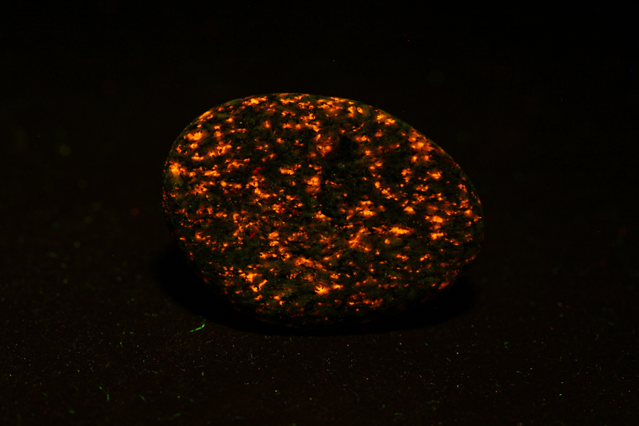 激发光源照射矿石发出荧光