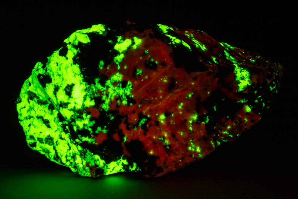 铅砷磷灰石矿石在短波紫外线灯照射下的效果