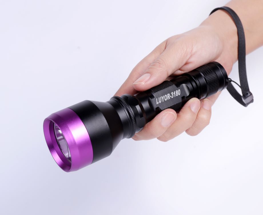 用LED紫外线手电筒做荧光探伤