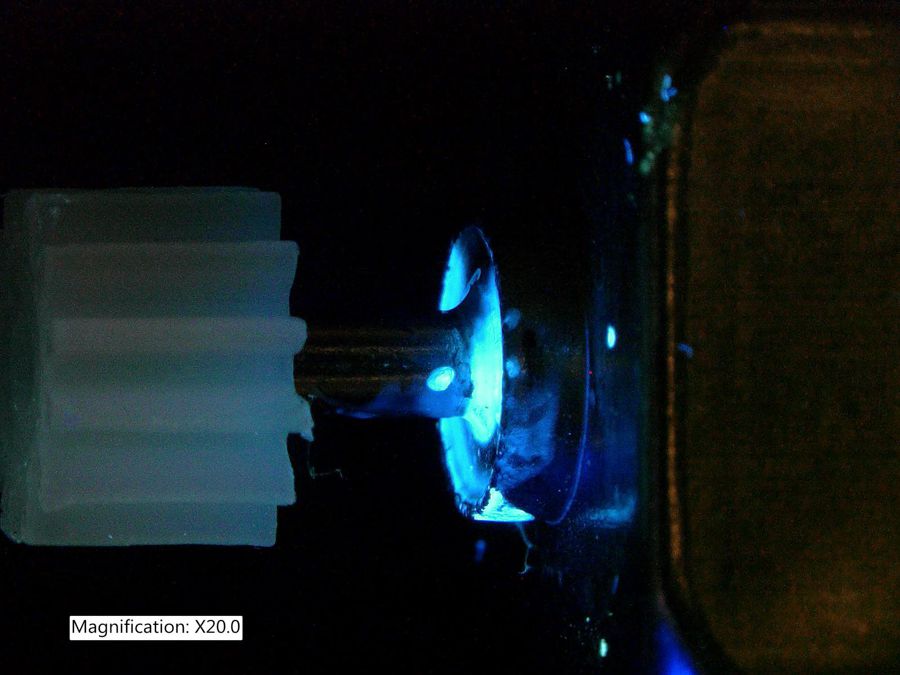 荧光适配器用于检查电机轴上的环氧树脂